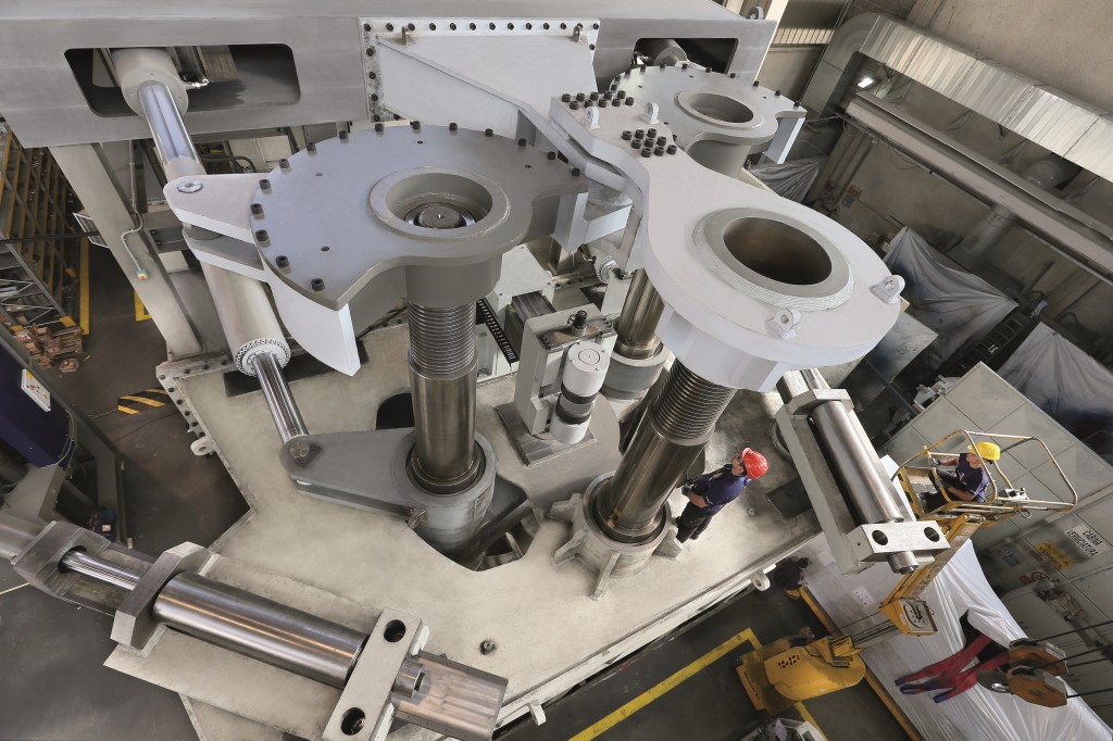 The machine will be put into a 5 mt deep pit on a turntable. This way, the machine can rotate on its axis during the bending cycle of large and long beams.